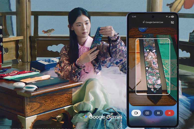 ‘근본이즘’ 열풍으로 유통업계에서는 전통과 복고를 활용한 콘텐츠를 경쟁적으로 선보이고 있다. 민화 ‘일월오봉도’를 모티브로 한 삼성전자 갤럭시 폴더블 신제품 광고. 각 사 제공