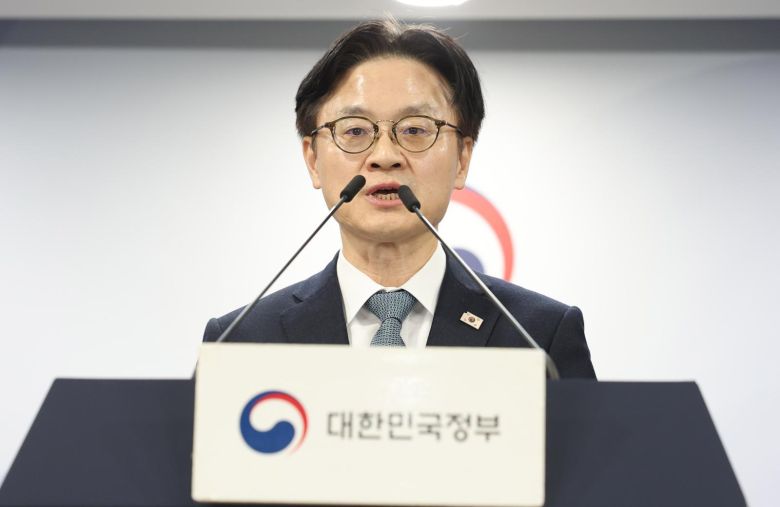 김정관 산업통상부 장관과 여한구 통상교섭본부장이 14일 오후 서울 종로구 정부서울청사에서 ‘한미 관세협상 팩트시트 및 MOU’ 관련 브리핑을 하고 있다. 2025.11.14. 뉴시스