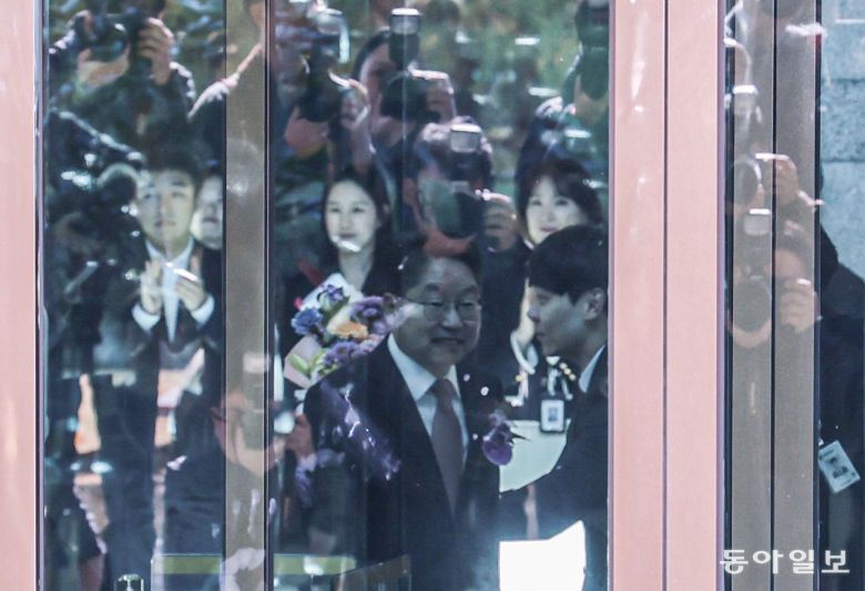 노만석 검찰총장 직무대행이 14일 오전 서울 서초구 대검찰청에서 열린 비공개 퇴임식을 마친 뒤 청사를 나서고 있다.  이한결 기자 always@donga.com