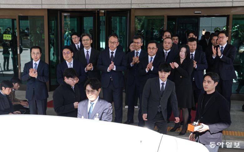 14일 오전 서울 서초구 대검찰청에서 열린 노만석 검찰총장 직무대행의 비공개 퇴임식을 마친 뒤 직원들이 노 대행을 배웅하고 있다. 이한결 기자 always@donga.com