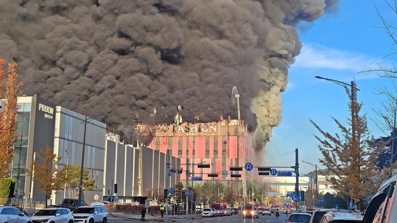 15일 오전 6시께 충남 천안시 동남구 풍세면 용정리에 위치한 이랜드패션물류센터 상층부에서 화재가 발생해 검은 연기가 건물을 뒤덮은 가운데, 소방대원들이 불을 끄기 위해 소방호스로 물을 뿌리고 있다. 2025.11.15. 뉴시스
