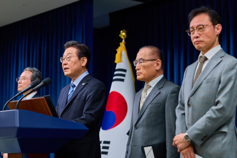 이재명 대통령이 14일 서울 용산 대통령실 청사에서 한·미 팩트시트 타결 결과를 발표하고 있다. 왼쪽부터 김용범 정책실장, 이 대통령, 위성락 국가안보실장, 이규연 홍보소통수석. 2025.11.14 대통령실 제공