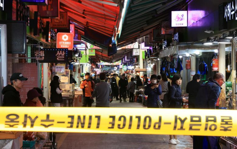 13일 경기 부천 오정구 원종동 제일시장에서 A 씨가 몰던 1톤 트럭이 돌진하는 사고가 발생해 출입이 통제되고 있다. 2025.11.13 뉴스1