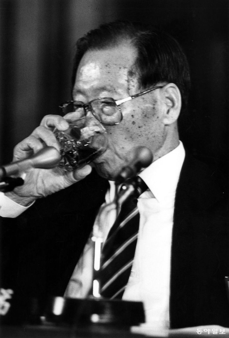 국회 5공비리특위 일해재단 청문회에 증인으로 나온 정주영 현대그룹 명예회장. 1988년 11월 9일 동아일보 DB