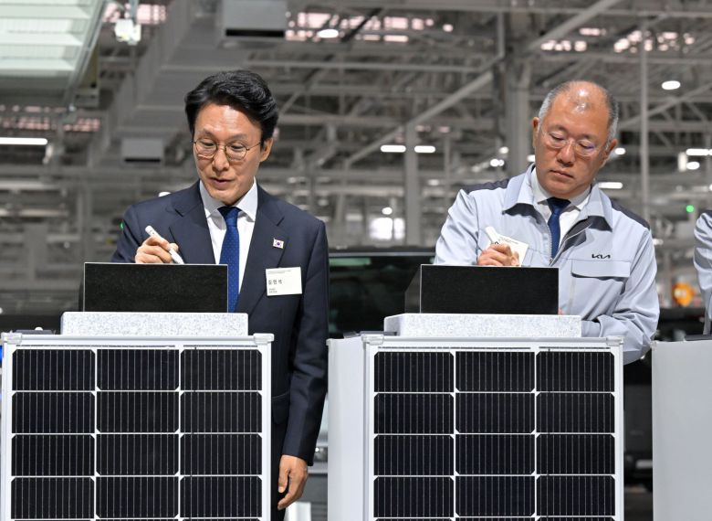 14일 경기 화성시에서 진행된 기아 ‘이보 플랜트’ 이스트동 준공식 및 웨스트동 기공식에 참석한 김민석 국무총리(왼쪽)와 정의선 현대차그룹 회장이 표지석에 서명을 하고 있다. 사진공동취재단