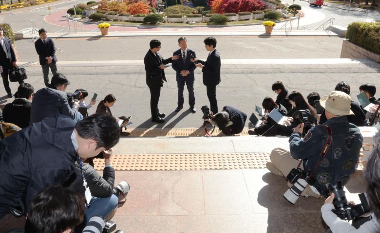 정성호 법무부 장관이 10일 오전 경기 정부과천청사 법무부 출입구에서 최근 검찰이 대장동 개발비리 의혹 사건 1심 선고에 대한 항소를 포기한 것과 관련한 입장을 밝히고 있다. 2025.11.10/뉴스1