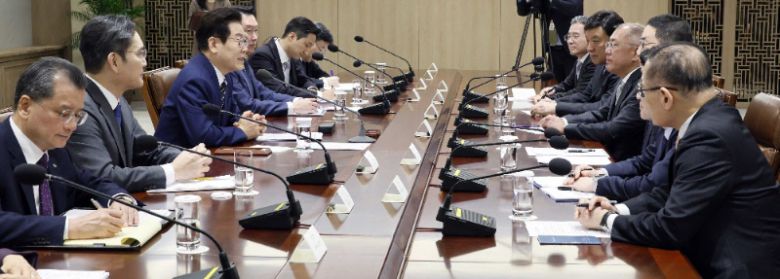 이재명 대통령이 16일 오후 서울 용산 대통령실에서 한미 관세협상 후속 관련 민관 합동회의를 주재하고 있다. 이날 회의에는 이재용 삼성전자 회장, 최태원 SK그룹 회장, 정의선 현대자동차그룹 회장, 구광모 LG그룹 회장, 정기선 HD현대그룹 회장, 서정진 셀트리온그룹 회장, 여승주 한화그룹 부회장 등 재계 총수 7명이 참석했다. 이 대통령은 이 자리에서 “뭐든지 할 수 있는 건 다 할 것”이라며 “정부는 기업인들이 기업 활동을 하는 데 장애가 최소화되도록 총력을 다할 생각”이라고 했다. 대통령실사진기자단