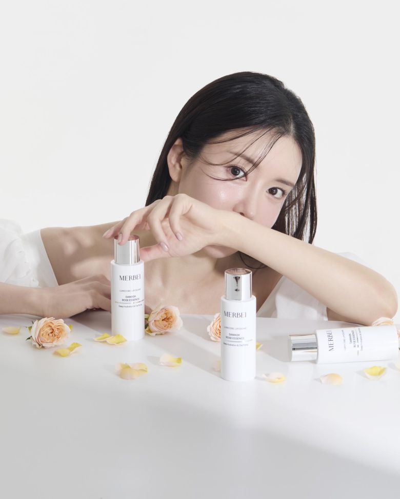 안신애가 자사의 제품 앞에서 포즈를 취했다.  메르베이 제공