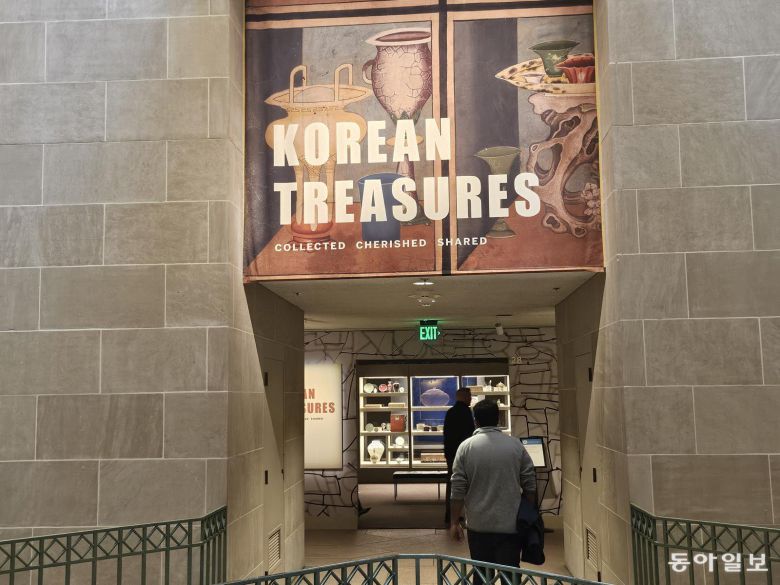 15일(현지 시간) 미국 워싱턴의 스미스소니언 국립아시아예술박물관에서 이건희 전 삼성 회장의 기증품 국외 순회전 ‘한국의 보물: 모으고, 아끼고, 나누다’가 개막했다. 이 전 회장의 기증품이 해외에서 전시되는 것은 처음이다. 국보 7점을 포함한 문화유산 297점, 한국 근현대미술 작품 24점 등 총 330여 점이 선보인다. 워싱턴=신진우 특파원 niceshin@donga.com