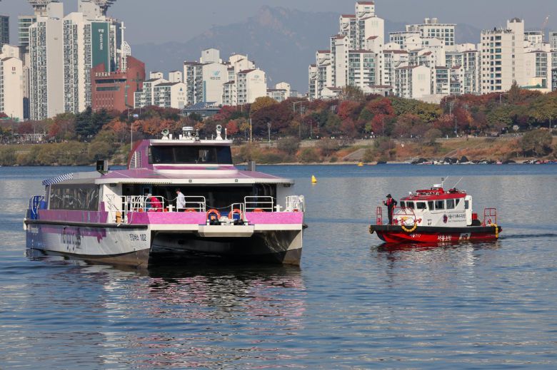 16일 서울 송파구 잠실선착장 인근에 멈춰 선 한강버스(왼쪽)에 119특수구조단이 다가서고 있다. 한강버스는 전날 강바닥에 걸려 멈춰 섰다. 뉴스1