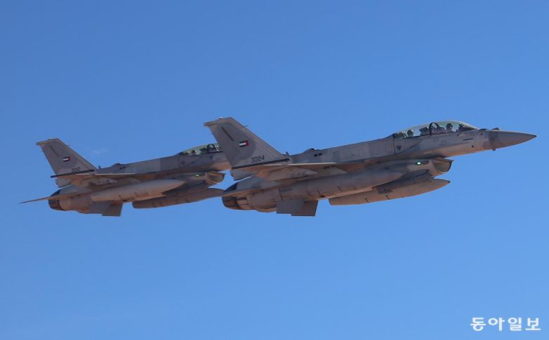 17일(현지시간) UAE 측이 이재명 대통령이 탑승한 공군 1호기가 자국 영공에 진입하자 국빈 방문 예우 차원 에서 전투기를 출격시켜 호위를 하고 있다. 아부다비=송은석 기자 silverstone@donga.com