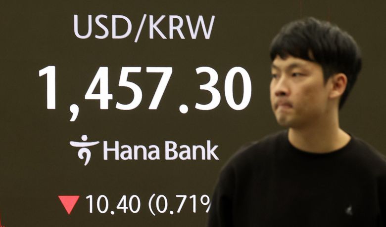 서울 외환시장에서 원·달러 환율이 전 거래일 주간거래 종가(1467.7원)보다 10.7원 오른 1457.0원에 주간 거래를 마감한 14일 오후 서울 중구 하나은행 본점 딜링룸에서 딜러가 업무를 수행하고 있다. [서울=뉴시스]