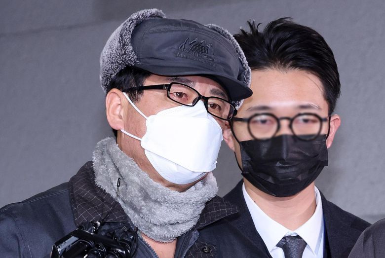 12·3 비상계엄 사태를 사전에 모의한 혐의를 받는 노상원 전 정보사령관이 24일 서울 은평구 서부경찰서에서 검찰로 송치되고 있다.   2024.12.24/뉴스1