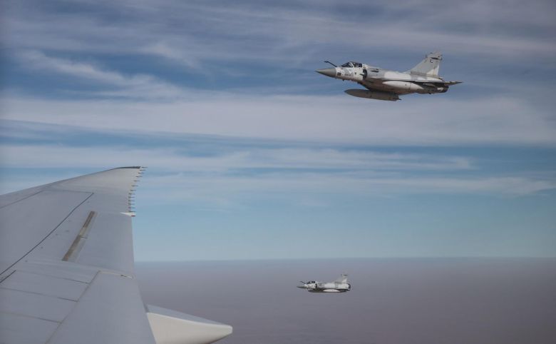17일(현지 시간) UAE 측이 이재명 대통령이 탑승한 공군 1호기가 자국 영공에 진입하자 국빈 방문 예우 차원으로 전투기를 출격시켜 호위를 하고 있다. 아부다비=뉴시스