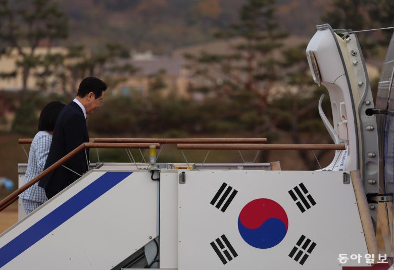 남아공 G20 정상회의 참석을 위해 출국하는 이재명 대통령과 김혜경 여사가 17일 경기 성남 서울공항에서 공군 1호기에 오르고 있다. 성남=송은석 기자 silverstone@donga.com