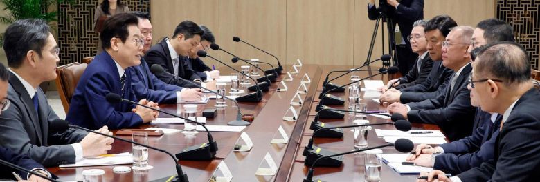 이재명 대통령이 16일 오후 서울 용산 대통령실에서 한미 관세 협상 후속 관련 민관 합동회의를 주재하고 있다. 이날 회의에는 이재용 삼성전자 회장, 최태원 SK그룹 회장, 정의선 현대자동차그룹 회장, 구광모 LG그룹 회장, 정기선 HD현대 회장, 서정진 셀트리온 회장, 여승주 한화그룹 부회장 등이 참석했다. 이 대통령은 이 자리에서 “정부는 기업인들이 기업 활동을 하는 데 장애가 최소화되도록 총력을 다할 생각”이라고 했다. 대통령실사진기자단