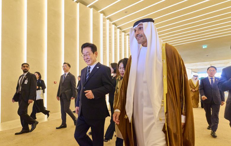 아랍에미리트(UAE)를 국빈 방문한 이재명 대통령과 김혜경 여사가 17일(현지 시간) 아부다비 왕립공항에 도착해 칼둔 칼리파 알 무바락 퍼스트 아부다비 뱅크 비상임이사겸 이사회 운영위원회 의장과 환담장에 입장하고 있다. 2025.11.18 대통령실사진기자단