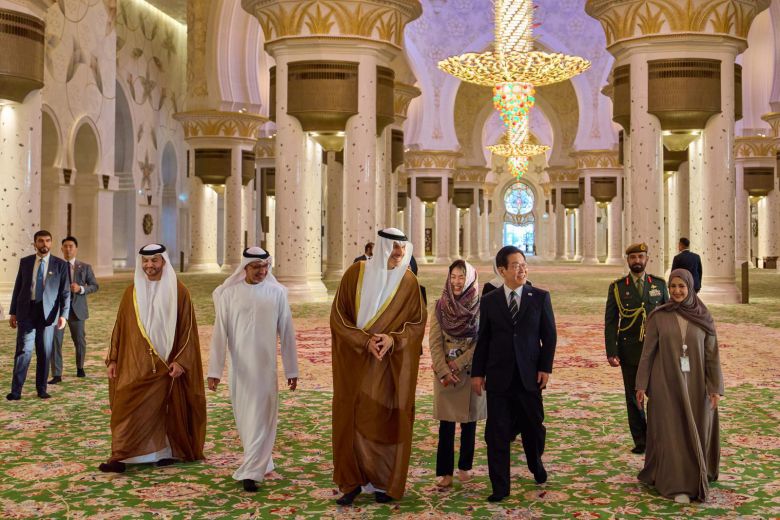 아랍에미리트(UAE)를 국빈 방문한 이재명 대통령이 17일(현지시간) 아부다비 셰이크 자이드 그랜드 모스크를 방문해 내부를 둘러보고 있다. 20251117 대통령실사진기자단(공동취재사진)