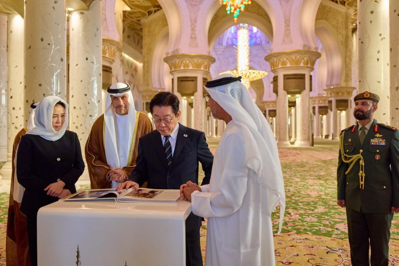 아랍에미리트(UAE)를 국빈 방문한 이재명 대통령이 17일(현지시간) 아부다비 셰이크 자이드 그랜드 모스크를 방문해 관련 서적을 살펴보고 있다. 20251117 대통령실사진기자단