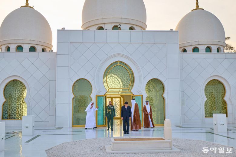 이재명 대통령 17일(현지시간) 아랍에미리트 그랜드 모스크를 방문하고있다. 아부다비=송은석 기자 silverstone@donga.com
