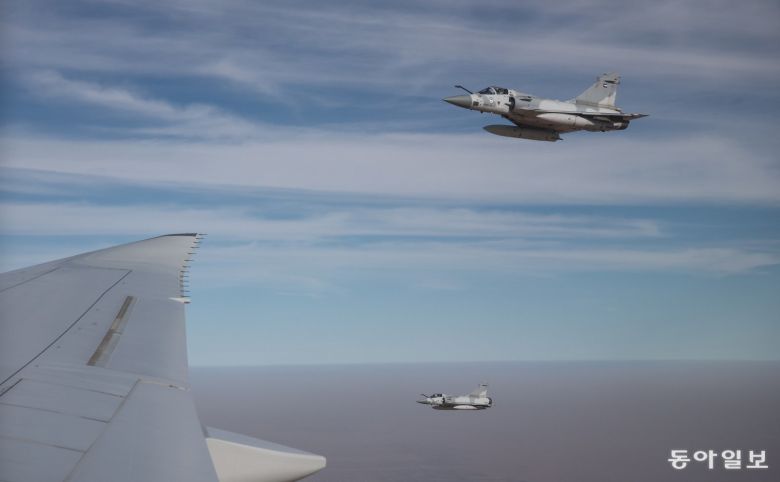 17일(현지시간) UAE 측이 이재명 대통령이 탑승한 공군 1호기가 자국 영공에 진입하자 국빈 방문 예우 차원 에서 전투기를 출격시켜 호위를 하고 있다. 아부다비=송은석 기자 silverstone@donga.com