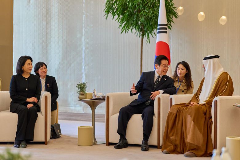 아랍에미리트(UAE)를 국빈 방문한 이재명 대통령과 김혜경 여사가 17일(현지 시간) 아부다비 왕립공항에 도착해 칼둔 칼리파 알 무바락 퍼스트 아부다비 뱅크 비상임이사겸 이사회 운영위원회 의장과 환담을 하고 있다. 2025.11.18 대통령실사진기자단