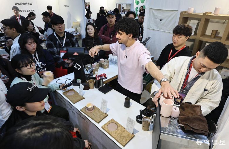 시음을  기다리는 커피 애호가들