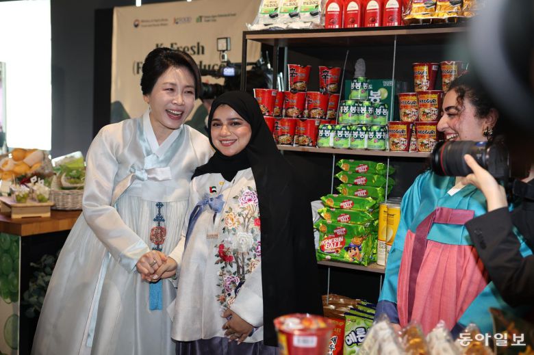 이재명 대통령과 아랍에미리트(UAE)를 국빈 방문 중인 김혜경 여사가 19일(현지시간) 아부다비 주UAE한국문화원에서 열린 할랄 K-푸드 홍보 행사에서 참석자와 인사를 하고 있다. 아부다비=송은석 기자 silverstone@donga.com