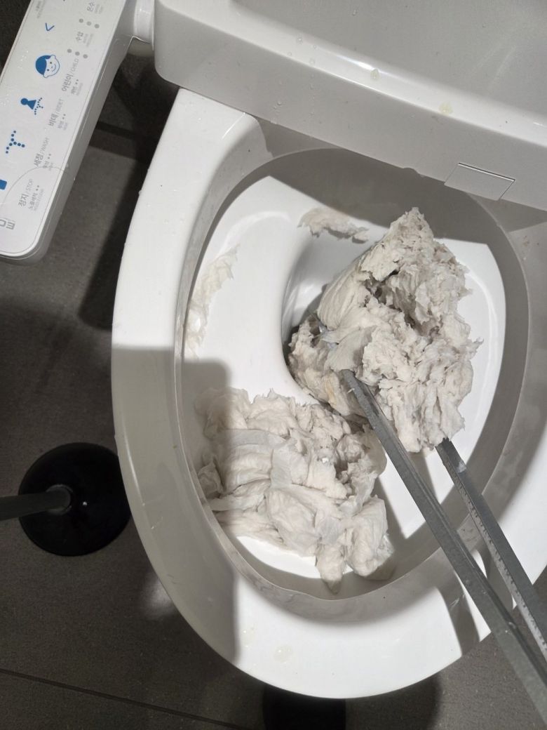 막힌 변기 사진.(독자 제공. 재배포 및 DB금지)2025.11.19/뉴스1