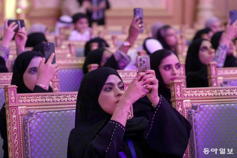 18일(현지시간) 오후 UAE 대통령궁에서 열린 문화 행사에서 관람객들이 공연을 카메라로 촬영하고 있다. 송은석 기자 silverstone@donga.com