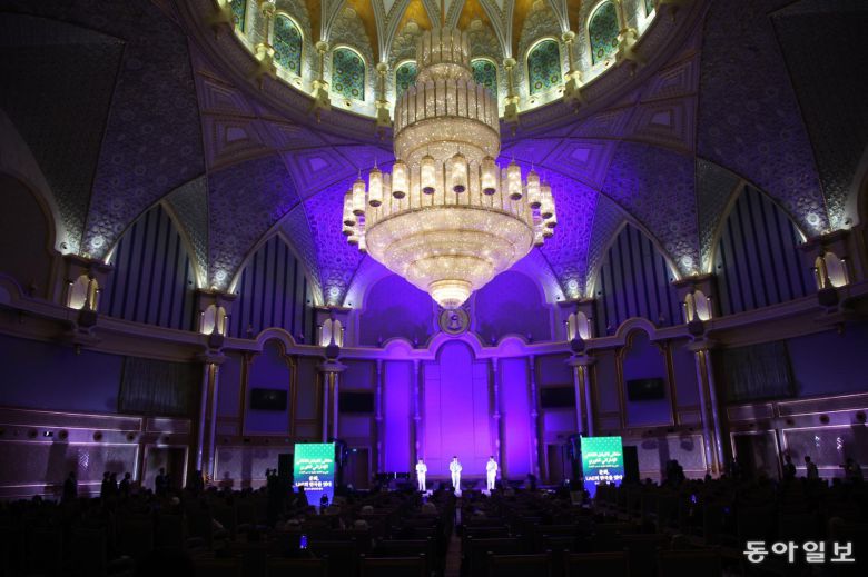 18일(현지시간) 오후 UAE 대통령궁에서 열린 문화 행사에서 참석자들이 공연을 관람하고 있다. 아부다비=송은석 기자 silverstone@donga.com
