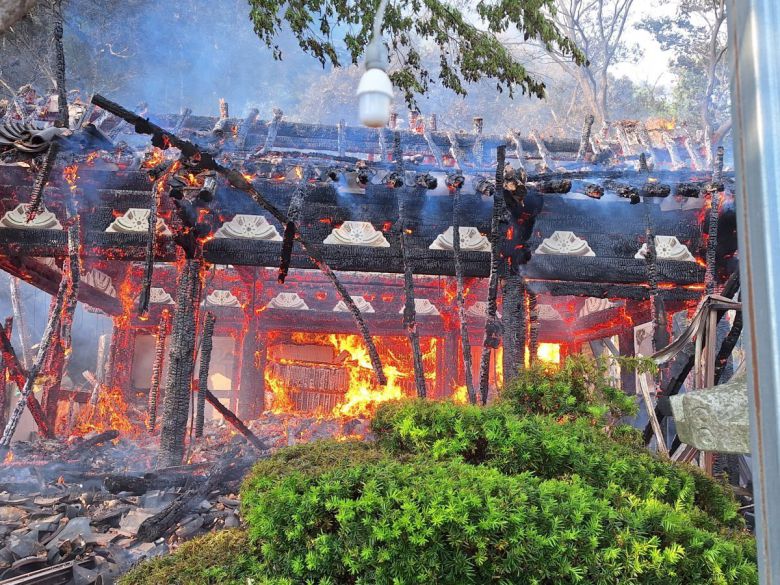 올해 5월 11일 여수소방에 따르면 이날 오후 3시 42분쯤 전남 여수 영취산 도솔암에서 불이 났다. 여수 소방 제공.