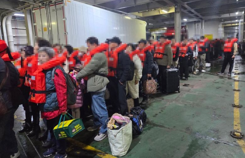 구명조끼 입고 기다리는 승객들 승객들이 구명조끼를 입은 채 줄을 서서 해경 함정에 옮겨 탈 준비를 하고 있다. 목포해양경찰서 제공