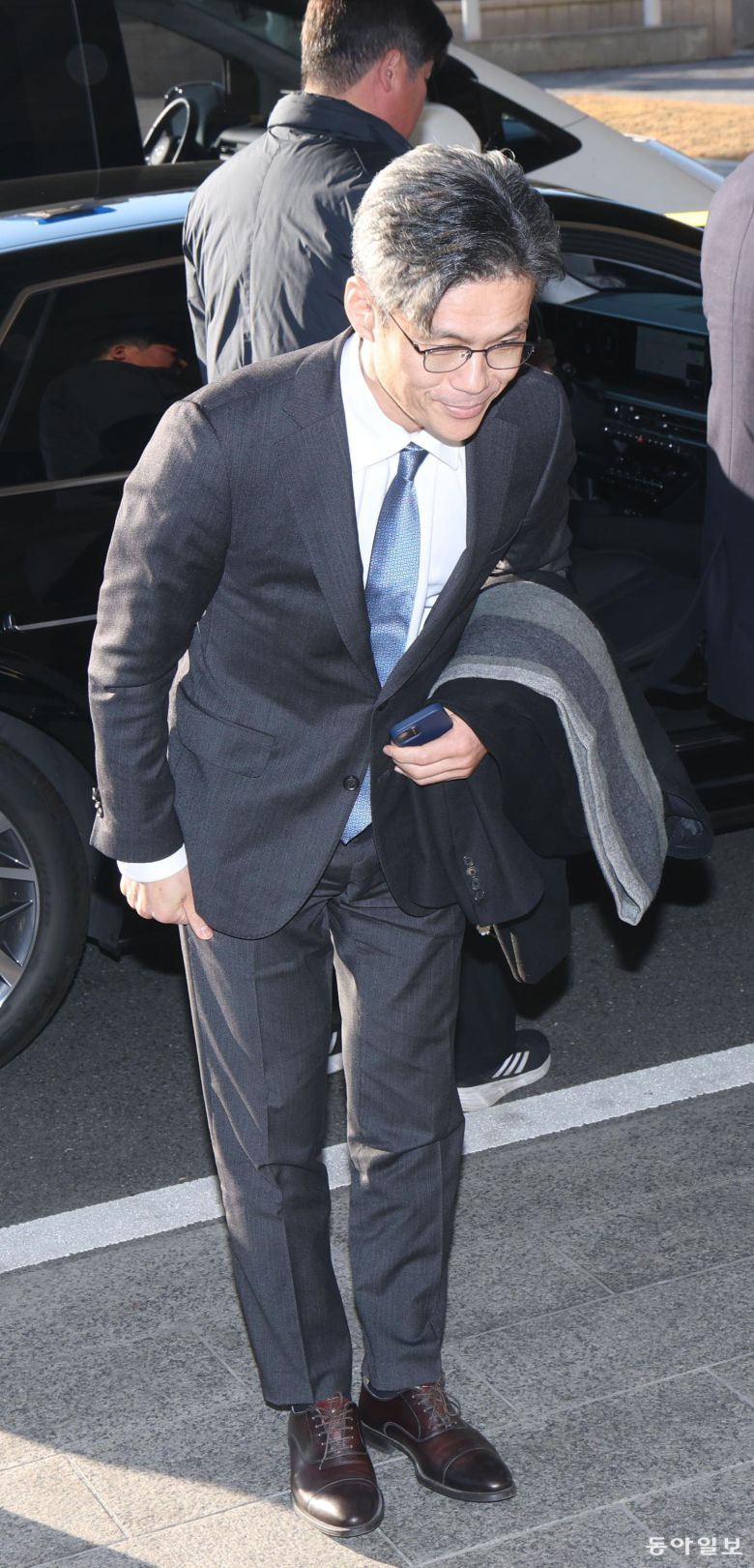 박철우 신임 서울중앙지검장이 21일 서울 서초구 중앙지검으로 첫 출근을 하며 기자들의 질문에 답하고 있다. 신원건 기자 laputa@donga.com