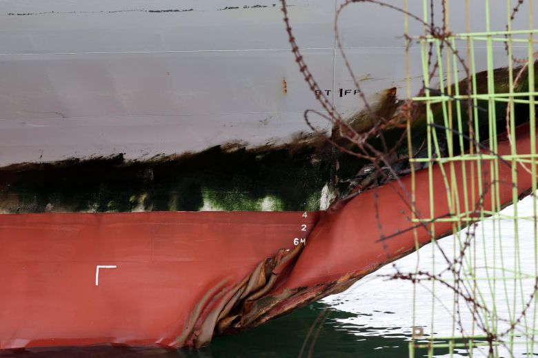 전남 신안 해상에서 좌초된 여객선 퀸제누비아2호가 20일 전남 목포시 산정동 삼학부두에 정박해 있다. 사진은 사고 부위의 모습. 2025.11.20/뉴스1