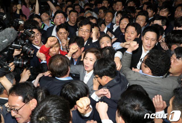 나경원 자유한국당 원내대표를 비롯한 의원들과 보좌관들이 2019년 4월 25일 오후 서울 여의도 국회 의안과 앞에서 여당의 공수처법 등 패스트트랙 지정 법안 제출을 저지하기위해 몸으로 막아서며 구호를 외치고 있다. 뉴스1