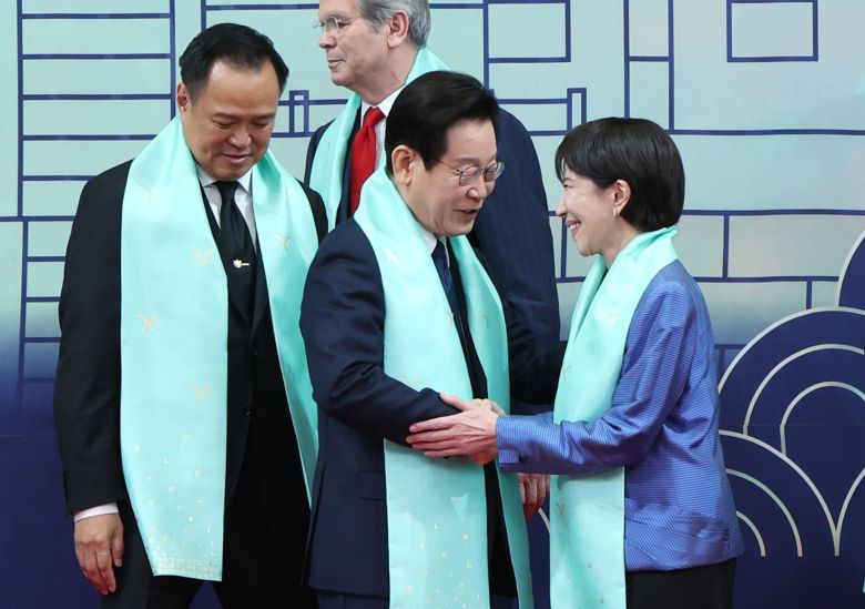 이재명 대통령이 1일 경북 경주화백컨벤션센터에서 열린 APEC(아시아태평양경제협력체) 정상회의 공식 기념촬영 행사에서 다카이치 사나에 일본 총리와 인사하고 있다. 경주=뉴시스