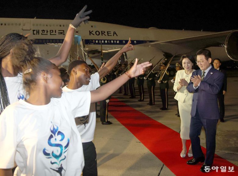 G20 정상회의에 참석하는 이재명 대통령과 김혜경 여사가 21일(현지 시간) 남아프리카공화국 요하네스버그 O.R. 탐보 국제공항에 도착해 공군1호기에서 내려 환영공연을 보고 있다. 요하네스버그=송은석 기자 silverstone@donga.com