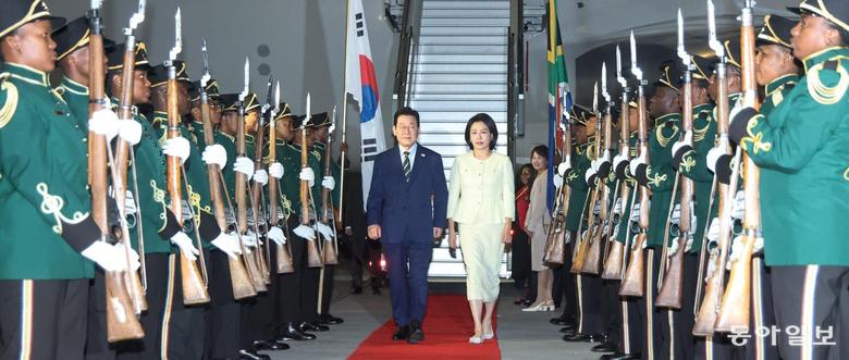 주요 20개국(G20) 정상회의에 참석하는 이재명 대통령이 21일(현지시간) 남아프리카공화국 요하네스버그 OR탐보국제공항에 도착한 뒤 공군 1호기에서 내려 이동하고 있다. 요하네스버그=송은석 기자 silverstone@donga.com