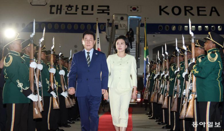 주요 20개국(G20) 정상회의에 참석하는 이재명 대통령이 21일(현지시간) 남아프리카공화국 요하네스버그 OR탐보국제공항에 도착한 뒤 공군 1호기에서 내려 이동하고 있다. 2025.11.21 대통령실사진기자단 동아일보 송은석 기자 silverstone@donga.com