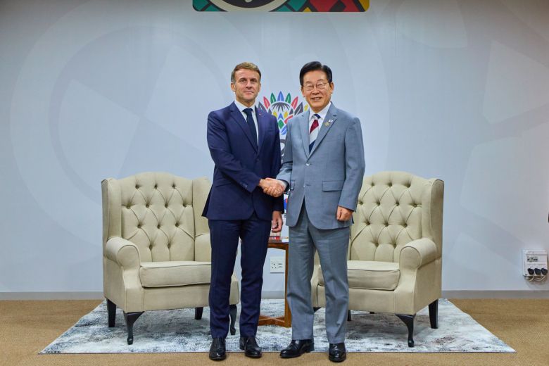 이재명 대통령과 에마뉘엘 마크롱 프랑스 대통령이 22일(현지 시간) 남아프리카공화국 요하네스버그 엑스포 센터 양자회담장에서 한-프랑스 정상회담 기념촬영을 하고 있다. 요하네스버그=뉴시스