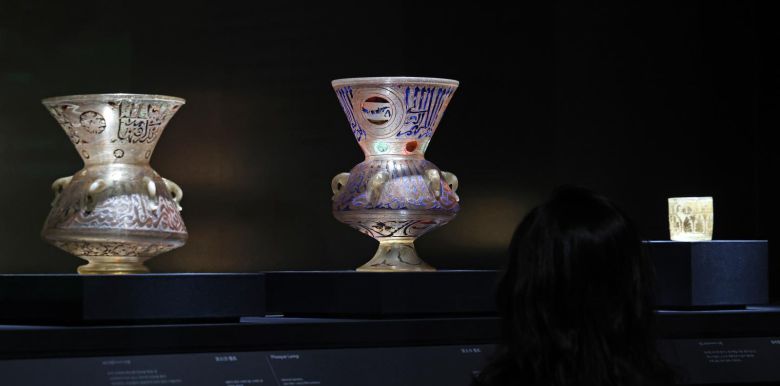 국립중앙박물관은 21일 서울 용산구 국립중앙박물관에서 세계적인 이슬람 박물관인 카타르 도하 이슬람예술박물관과 공동 주최하는 전시 ‘이슬람 미술, 찬란한 빛의 여정’ 언론공개회를 갖고 맘루크 왕조 시대 ‘모스크 램프’를 선보인다. 이번 전시는 국립중앙박물관 상설전시관 최초의 이슬람 주제 전시라는 점에서 의미가 있다. 2025.11.21 서울=뉴시스