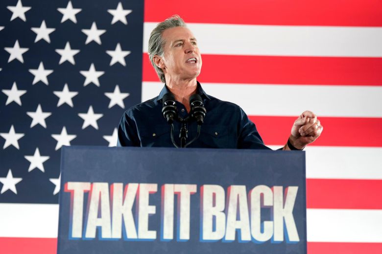 캘리포니아 주지사 개빈 뉴섬이 해리스 카운티 민주당원들 앞에서 연설하는 모습. 그는 9월경 대기업의 AI에 투명성 강제 조항을 부여하는 AI 안전법 ‘SB 53’에 서명했다. AP/뉴시스