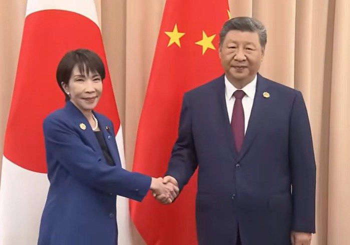 지난달 31일 다카이치 사나에 일본 총리와 시진핑 중국 국가주석이 경주 아시아태평양경제협력체(APEC) 정상회의를 계기로 가진 첫 대면 정상회담을 앞두고 악수를 하고 있다. 일본 ANN뉴스 유튜브