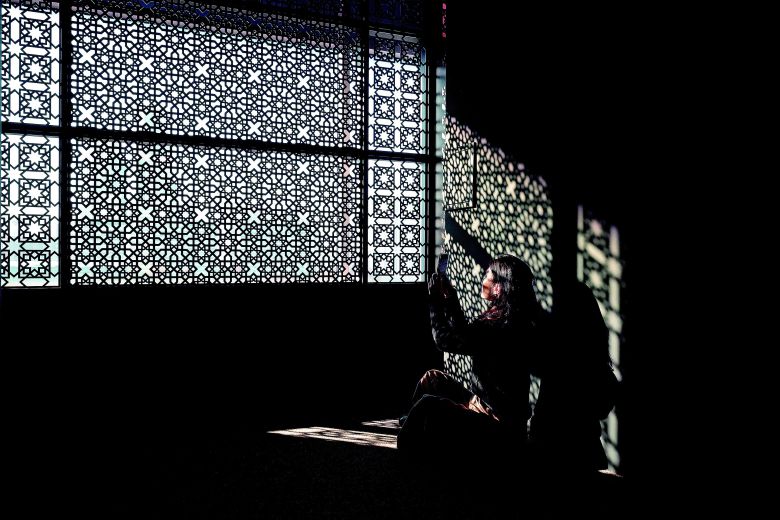 국립중앙박물관에서 22일부터 열리고 있는 상설전 ‘이슬람 미술, 찬란한 빛의 여정’은 전시실 곳곳을 아라베스크 문양 창살로 꾸며 관람객들이 현지로 여행을 떠난 듯한 기분을 느끼게 한다. 뉴시스