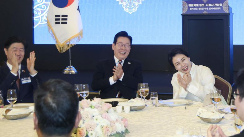 이재명 대통령이 25일(현지시간) 튀르키예 앙카라의 한 호텔에서 열린 동포오찬간담회에서 한 동포의 말을 들으며 폭소하고 있다. 2025.11.25 대통령실사진기자단