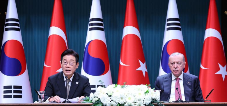 튀르키예를 국빈 방문 중인 이재명 대통령이 24일(현지 시간) 앙카라 대통령궁에서 레젭 타입 에르도안 튀르키예 대통령과 공동언론발표를 하고 있다. 2025.11.25 앙카라=뉴시스