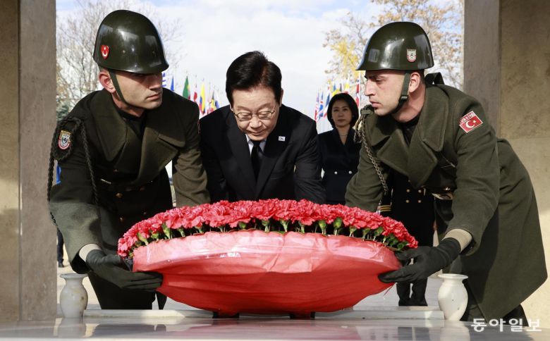 튀르키예를 국빈 방문 중인 이재명 대통령과 김혜경 여사가 25일(현지시간) 앙카라 한국전 참전 기념탑에 헌화하고 있다. 앙카라=송은석 기자 silverstone@donga.com