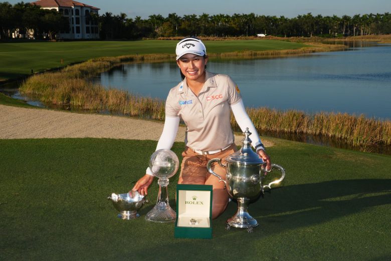 지노 티띠꾼(태국)이 24일 미국여자프로골프(LPGA)투어 최종전 CME투어 챔피언십에서 우승한 뒤 각종 트로피를 앞에 두고 기념 촬영을 했다. 왼쪽부터 베어트로피(평균 최저타수상), CME투어 챔피언십 우승 트로피, 올해의 선수상 스폰서인 롤렉스 시계와 올해의 선수상 트로피. 네이플스=AP 뉴시스
