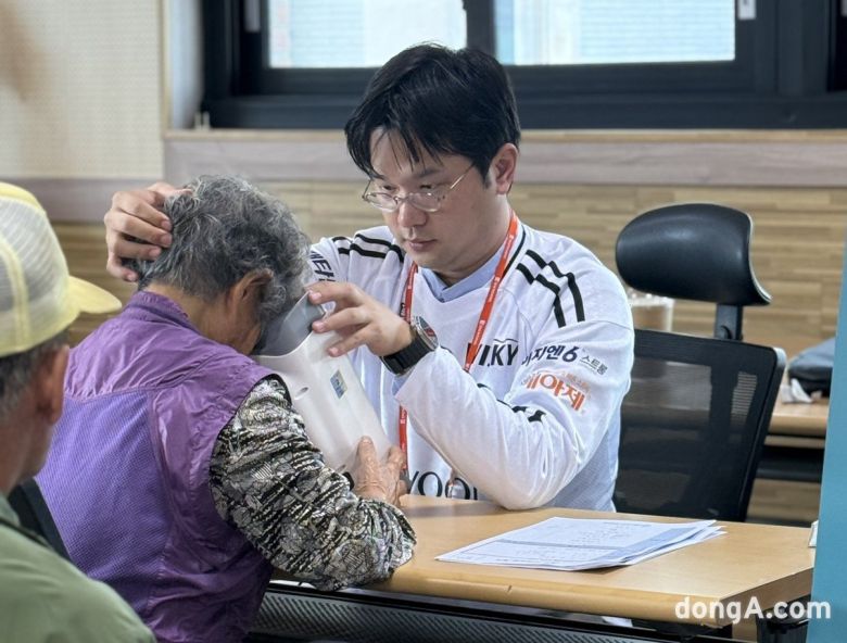 홍천군 주민이 AI 실명질환 진단 솔루션 ‘위스키(WISKY)’와 안저카메라 ‘옵티나(OPTiNA)’를 통해 안저검사를 받고 있다.